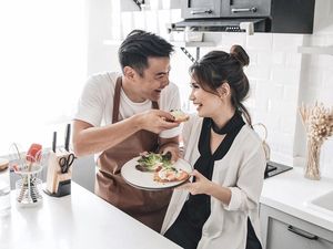 10 Pose Keren Dion Wiyoko dan Istri Saat Bersama Makanan