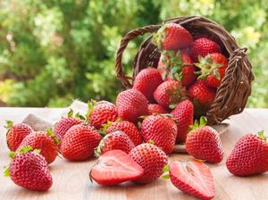 Masker Strawberry Ini Bisa Bantu Atasi Jerawat hingga Cegah Kulit Kering