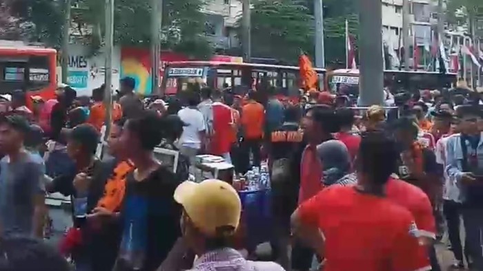 Rombongan Besar The Jakmania Tiba, Jalan Asia-Afrika Senayan Sempat Lumpuh