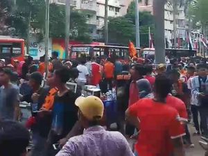 Rombongan Besar The Jakmania Tiba, Jalan Asia-Afrika Senayan Sempat Lumpuh