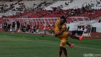 Barulah di menit injury time ada gol yang tercipta. Sepak pojok Makan Konate membuat bola meluncur ke tiang jauh. Mahamadou NDiaye lantas memenangi duel udara lawan Reinaldo Rodrigues untuk menanduk bola tanpa kuasa dihadang kiper PSMS Abdul Rohim.