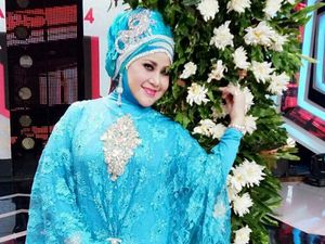 Tiba di Polda, Elvy Sukaesih Tertunduk Bungkam Tiba di Polda, Elvy Sukaesih Tertunduk Bungkam
