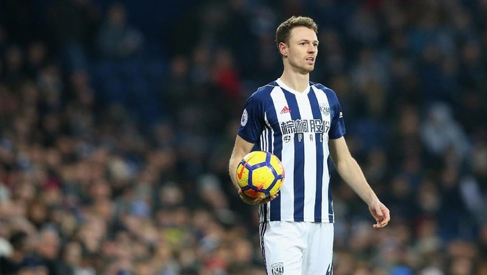 WEST BROMWICH, ENGLAND - JANUARY 13:  Jonny Evans of West Bromwich Albion takes a throw in during the Premier League match between West Bromwich Albion and Brighton and Hove Albion at The Hawthorns on January 13, 2018 in West Bromwich, England.  (Photo by Alex Livesey/Getty Images)
