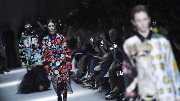 'Pelangi' Burberry di Peragaan Terakhir Christopher Bailey