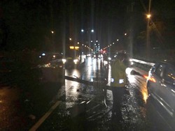 Taksi Tabrak Tiang Lampu di Tol Arah Bandara Soeta, Lalin Tersendat