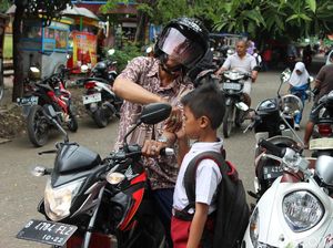 Tiap Siang, Kakek Jadi Ojek Cinta Buat Cucu Naik Motor Sport