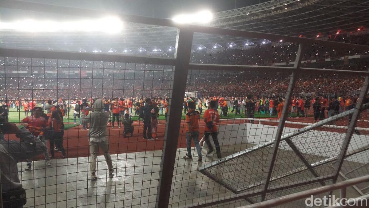 Pintu pagar pembatas lapangan dirobohkan The Jak (Yanu Arifin/detikSport)