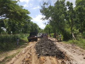 Tolong, Jalan ke Pantai Pink Lombok Hancur!