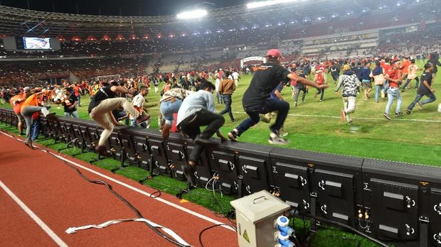 Suporter Persija merangsek masuk ke dalam lapangan SUGBK setelah pertandingan final Piala Presiden 2018.