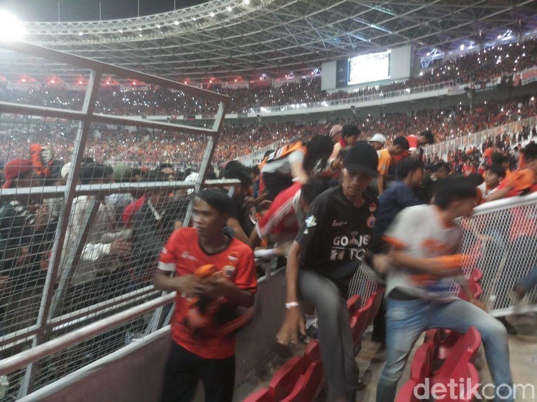 Begini Suasana Pintu  GBK  Saat Dijebol Suporter GudangBlogger