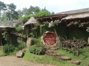 Long Weekend di Lembang, Ada Kampung Hobbit Nih!