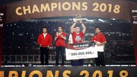 Secara simbolis Marco Simic menerima penghargaan dari ketua SC Piala Presiden 2018, Maruarar Sirait dengan disaksikan Presiden Joko Widodo dan Menpora Imam Nachrowi di atas podium. Simic diganjar Rp 200 juta untuk pemain terbaik. Foto: dok. Piala Presiden 2018