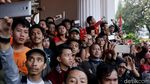 Aksi Jakmania Nyebur di Kolam Balai Kota
