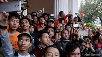 Sementara itu, ada massa Jakmania yang mengabadikan momen tersebut dengan telepon genggamnya.