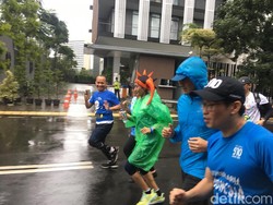 Hujan Rintik, Sandi Ikuti Fun Run dari Jaksel Menuju Balai Kota