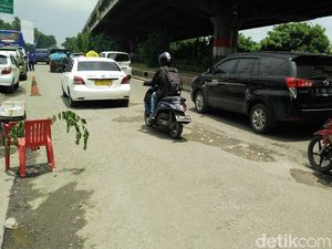 Jl DI Panjaitan Jaktim Hancur: Siang Macet, Malam Celakakan Pemotor