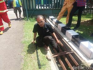 20 Menit Terjepit di Pagar Selokan, Kaki Kiri Restu Terluka 20 Menit Terjepit di Pagar Selokan, Kaki Kiri Restu Terluka