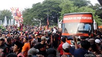 Jakmania terlihat sangat antusias. Mulai dari awal datang hingga pukul 16.42 WIB Jakmania tak berhenti bernyanyi.