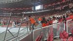 Foto: Diterjang The Jakmania, Pagar Pembatas Lapangan SUGBK Rusak