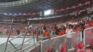 Foto: Diterjang The Jakmania, Pagar Pembatas Lapangan SUGBK Rusak