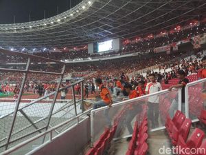 Foto: Diterjang The Jakmania, Pagar Pembatas Lapangan SUGBK Rusak