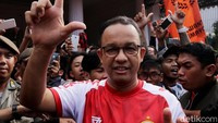 Anies juga sudah berada di dalam menerima para pemain Persija Jakarta.