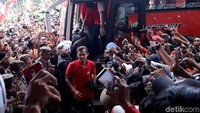 Rombongan pemain Persija tiba sesudah konvoi dari Stadion Utama Gelora Bung Karno (SUGBK) tiba lebih dulu.