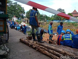 Cegah Jalan di Pulogadung Semakin Ambles. Tiang Pancang Dipasang