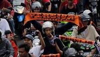Atribut-atribut bernuansa Persija tak lupa mereka kibarkan selama konvoi berlangsung.