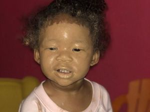 Begini Jadinya Saat Balita Ditinggal Sebentar dengan Alat Makeup