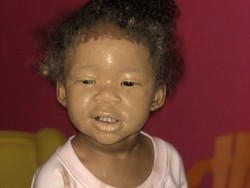 Begini Jadinya Saat Balita Ditinggal Sebentar dengan Alat Makeup