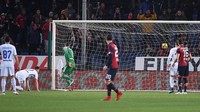 Namun Inter justru tumbang. Kekalahan dari Genoa diawali gol bunuh diri Andrea Ranocchia di menit ke-45. Upaya Milan Skriniar untuk menghalau umpan silang Ervin Zukanovic justru membentur Ranocchia dan bola masuk ke gawang. Foto: Alberto Lingria/Reuters