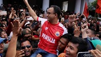 Melihat banyaknya Jakmania Anies kemudian menyambangi kerumunan suporter Macan Kemayoran itu. Di tengah kerumunan Anies dibopong dan dipeluk.