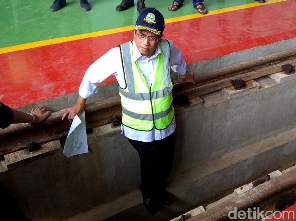 Gaya Menhub Blusukan Hingga masuk Kolong Rel di Akhir Pekan