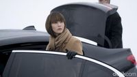 Aksi Jennifer Lawrence dengan Mobil Mewah