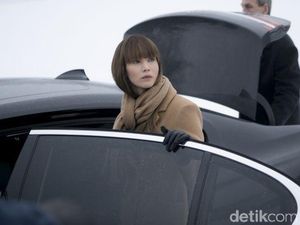 Jennifer Lawrence Naik Mobil Mewah Nan Glamor Jennifer Lawrence Naik Mobil Mewah Nan Glamor