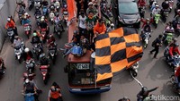 Pawai Jak Mania tersebut membuat arus lalu lintas Jalan Asia Afrika ke arah Bundaran Senayan menjadi tersendat.