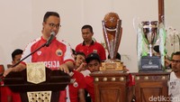 Di hadapan massa Jakmania, Anies berharap stadion untuk Persija segera terwujud agar Persija bisa main di Jakarta.