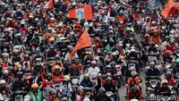 Yel-yel pun terus mereka nyanyikan.