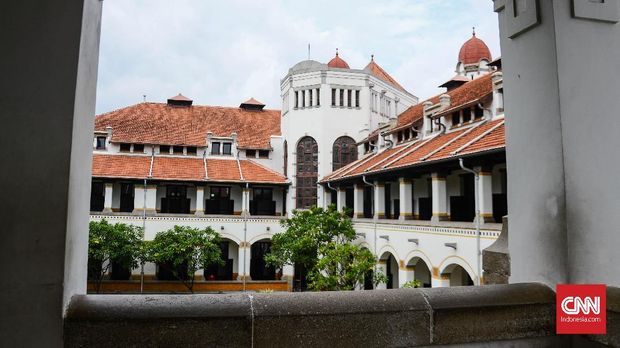 Berdasarkan keterangan yang tertera di Lawang Sewu, bagunan itu dibuat oleh Belanda pada tahun 1863. Seorang arsitek bernama Ir. P. de Rieu ditugaskan merancang dan membangun rumah penjaga dan gedung percetakan. Ia juga diminta membangun gedung utama yang difungsikan senagai kantor orang Belanda yang menjajah Indonesia.