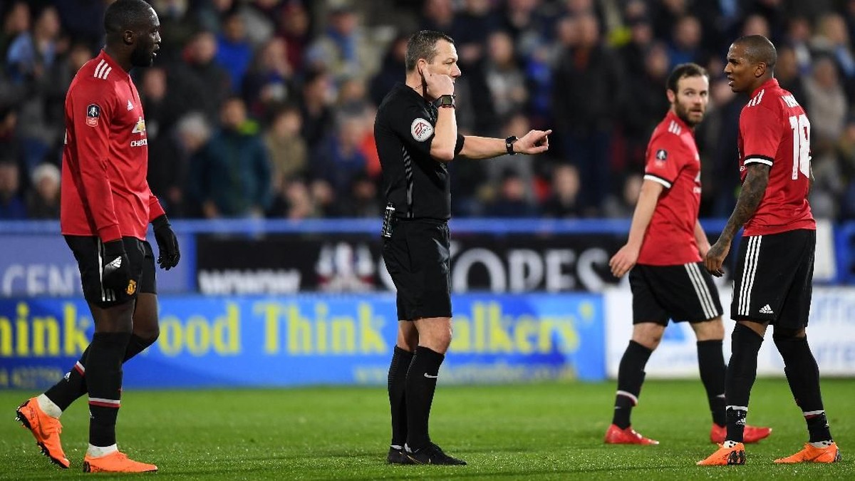 Wasit Kevin Friend berkonsultasi dengan Video Assistant Referee sebelum menganulir gol Juan Mata (Gareth Copley/Getty Images)