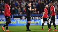 Tapi, wasit Kevin Friend menganulir gol Mata setelah berkonsultasi dengan Video Assistant Referee (VAR). Foto: Gareth Copley/Getty Images