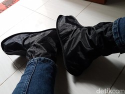 Naik Motor Hujan-hujan, Peranti Ini Berguna Banget