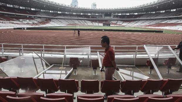 Direktur Utama PPK GBK, Winarto, meninjau kerusakan yang terjadi di SUGBK usai final Piala Presiden 2018.