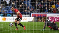 MU sebenarnya menjebol gawang Huddersfield lagi menjelang berakhirnya babak pertama melalui Juan Mata. Foto: Gareth Copley/Getty Images