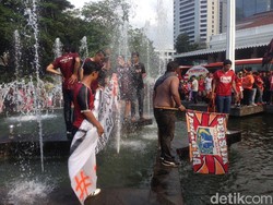 Persija Juara, Massa Jakmania Nyebur ke Kolam Balai Kota