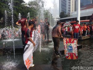 Persija Juara, Massa Jakmania Nyebur ke Kolam Balai Kota Persija Juara, Massa Jakmania Nyebur ke Kolam Balai Kota