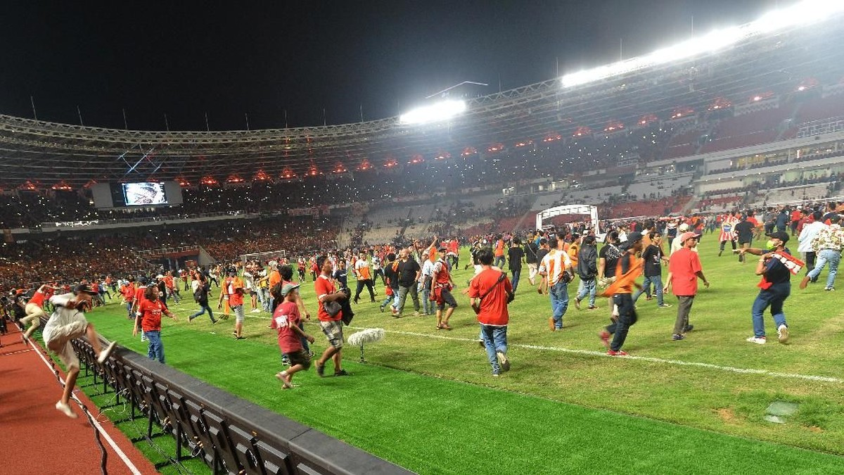 Suporter memasuki lapangan usai pertandingan final Piala Presiden 2018 (Wahyu Putro A/ANTARA FOTO)