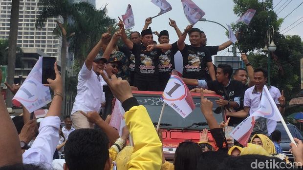 Deklarasi Kampanye Damai, 2 Cagub Sumut Diarak Mobil Keliling Medan