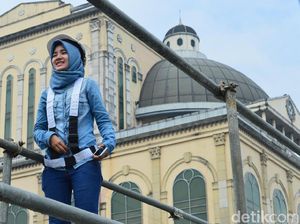 Keren! Wanita Cantik Ini Berani Kerjakan Pekerjaan Laki-laki Lho